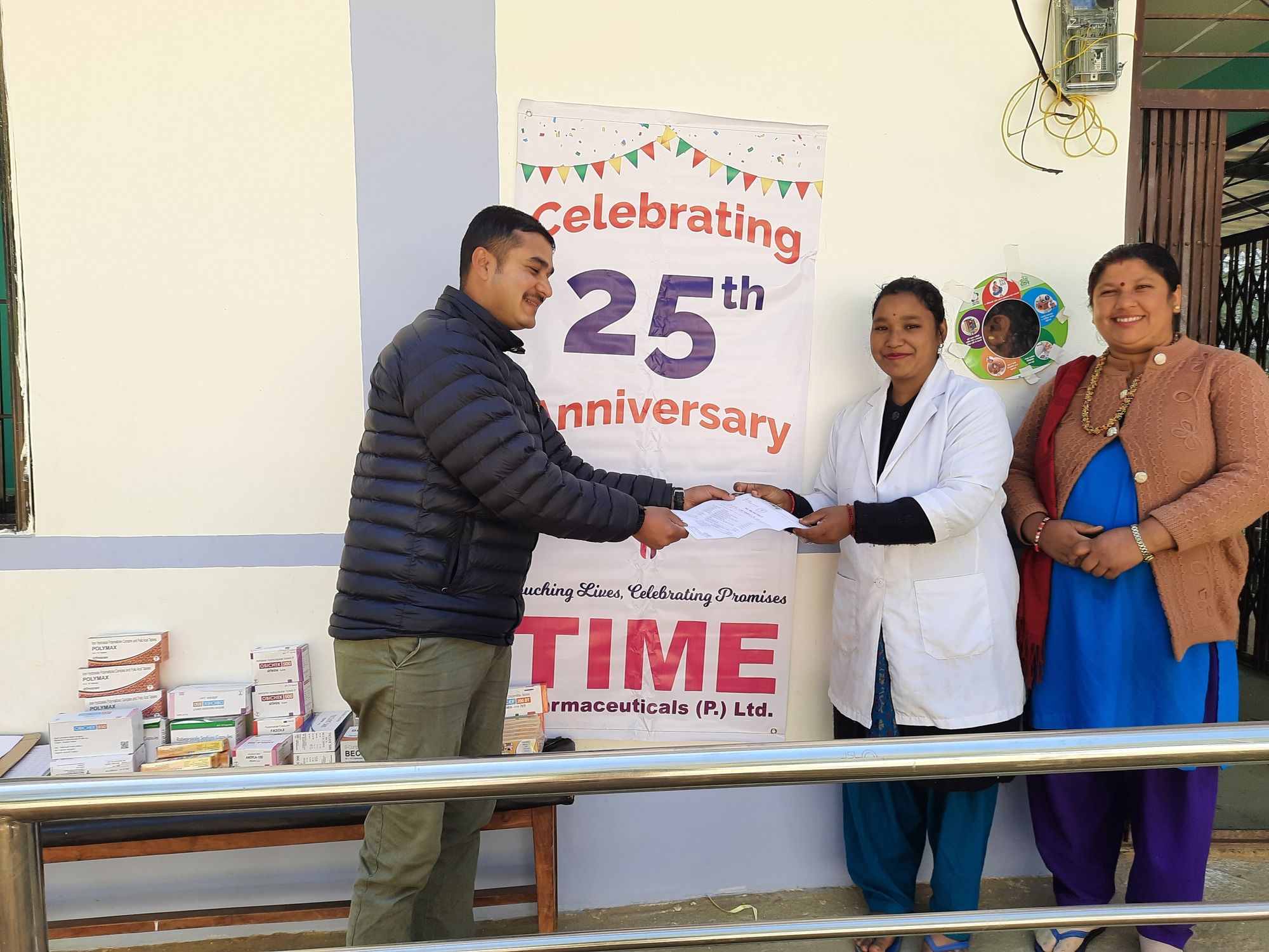 6Donating Medicines to 'Paankhal Wada Swasthya Chauki'.jpg